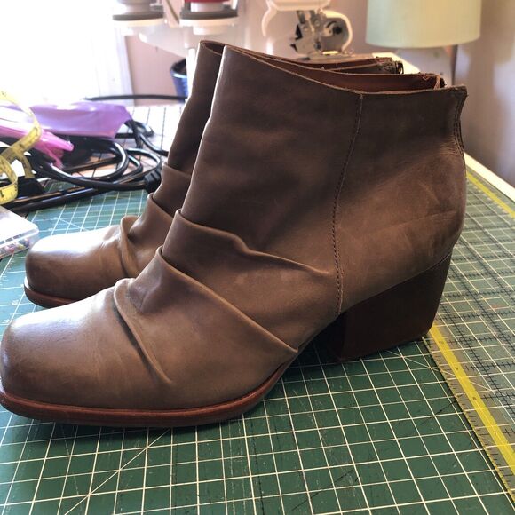 Korks Ankle Chunky Heel Gray Booties Women Size 9.5 Zipper Back - Picture 3 of 11